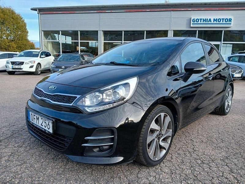 Svart Begagnad 2016 Kia Rio Halvkombi | 74 800 kr (Marknadspris) - Bild 1/4