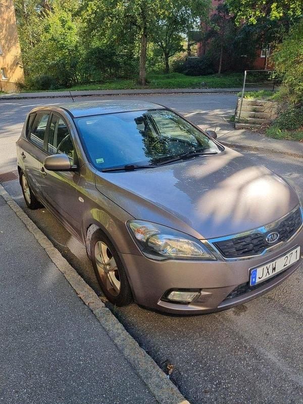 Grå Begagnad 2010 Kia Ceed 4 Halvkombi | 55 000 kr (Bra pris) - Bild 1/4