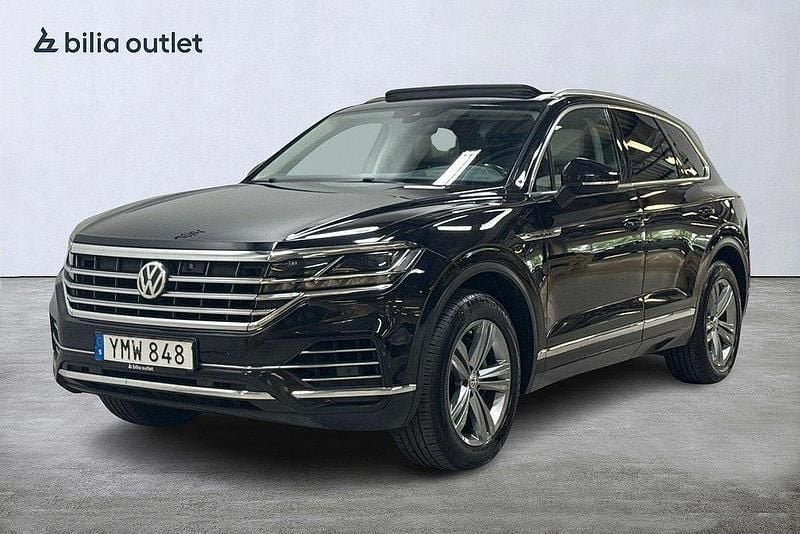 Svart Begagnad 2018 VW Touareg SUV | 409 900 kr (Marknadspris) - Bild 1/4