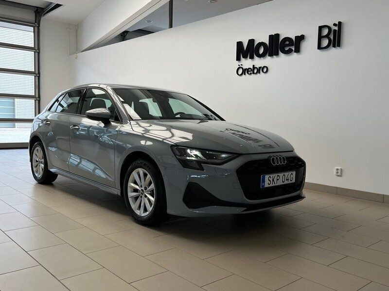 Ljusgrå (pilgrå pärleffekt) Begagnad 2025 Audi A3 Sportback Proline Halvkombi | 299 000 kr (Lite dyr) - Bild 1/4