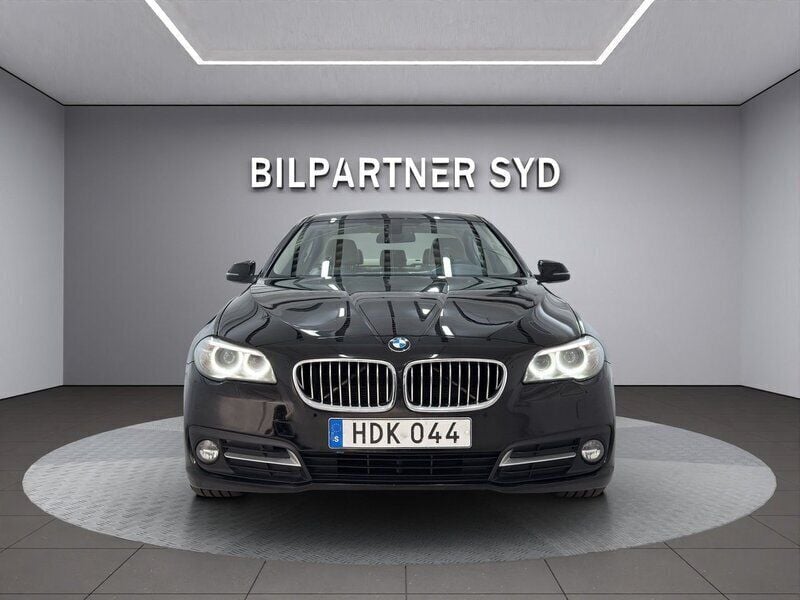 Svart Begagnad 2015 BMW 520 Sedan | 179 900 kr (Marknadspris) - Bild 1/3