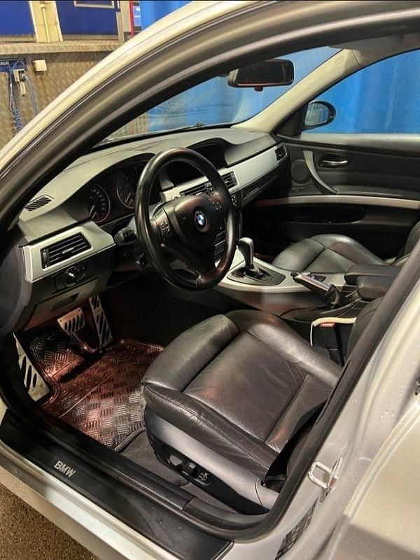 Begagnad BMW 325 Comfort Edition 218 HK (160 kW) 2005 Grå Sedan