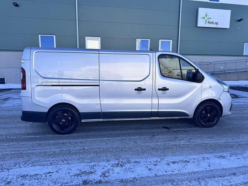 Begagnad Renault Trafic 140 HK (102 kW) 2015 Silver Minibuss