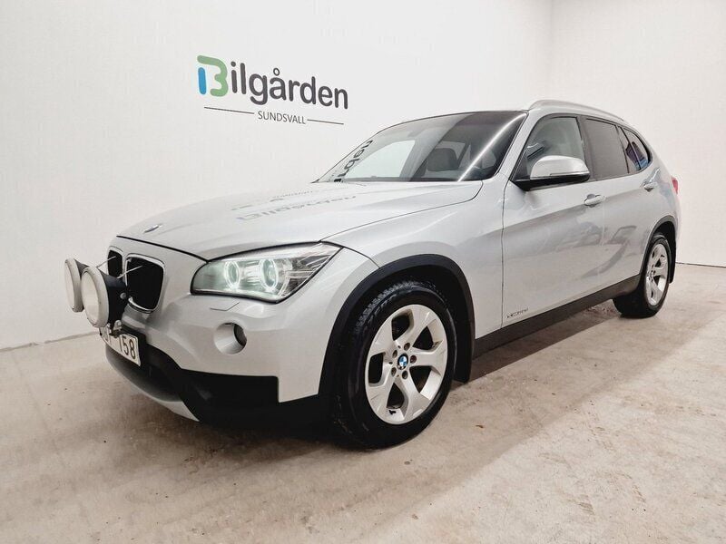 Silver Begagnad 2013 BMW X1 SUV | 139 900 kr (Dyr) - Bild 1/4