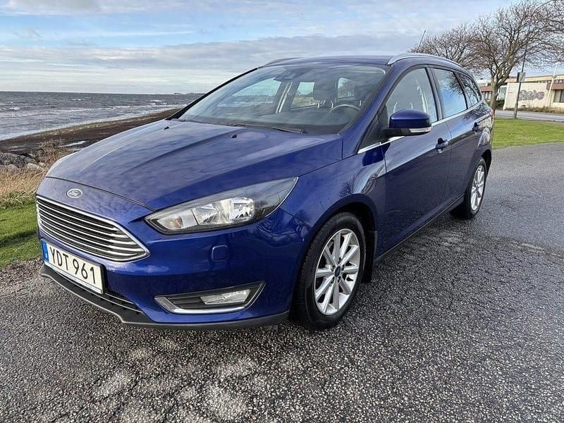 Blå Begagnad 2016 Ford Focus Titanium Kombi | 109 000 kr (Marknadspris) - Bild 1/4