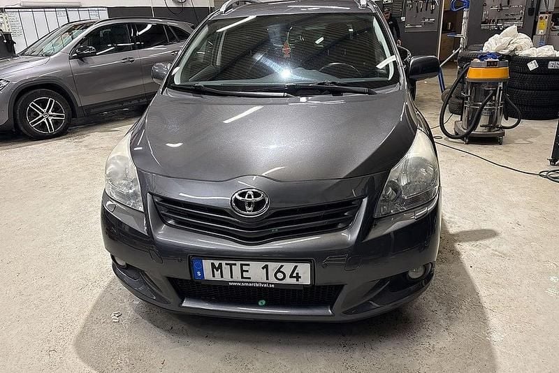 Mörkgrå (gråmetallic) Begagnad 2012 Toyota Verso Minibuss | 59 900 kr (Bra pris) - Bild 1/4
