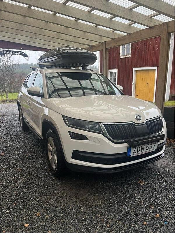 Vit Begagnad 2018 Skoda Kodiaq SUV | 255 000 kr (Marknadspris) - Bild 1/4