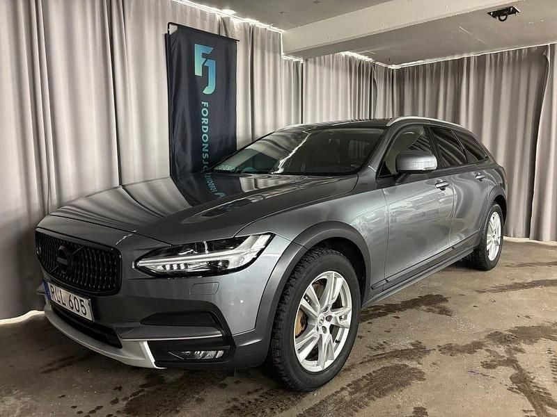 Grå Begagnad 2018 Volvo V90 CC Momentum Kombi | 239 900 kr (Marknadspris) - Bild 1/4