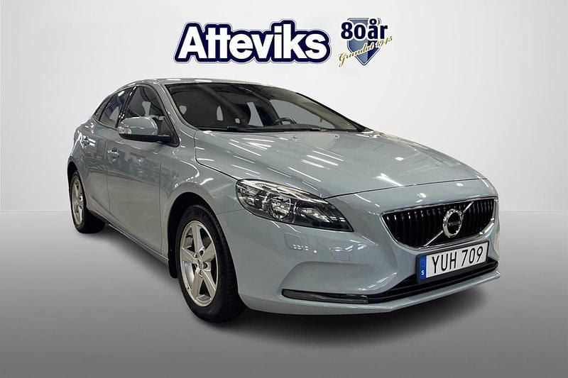 Ljusblå (blå) Begagnad 2017 Volvo V40 Kombi | 149 500 kr (Marknadspris) - Bild 1/4