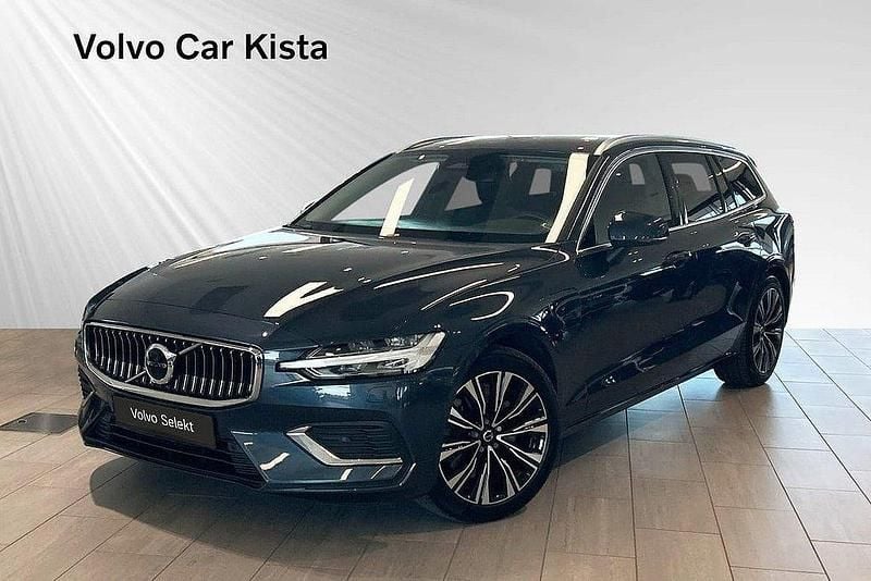 Mörkblå Begagnad 2022 Volvo V60 Core Kombi | 369 900 kr (Bra pris) - Bild 1/3