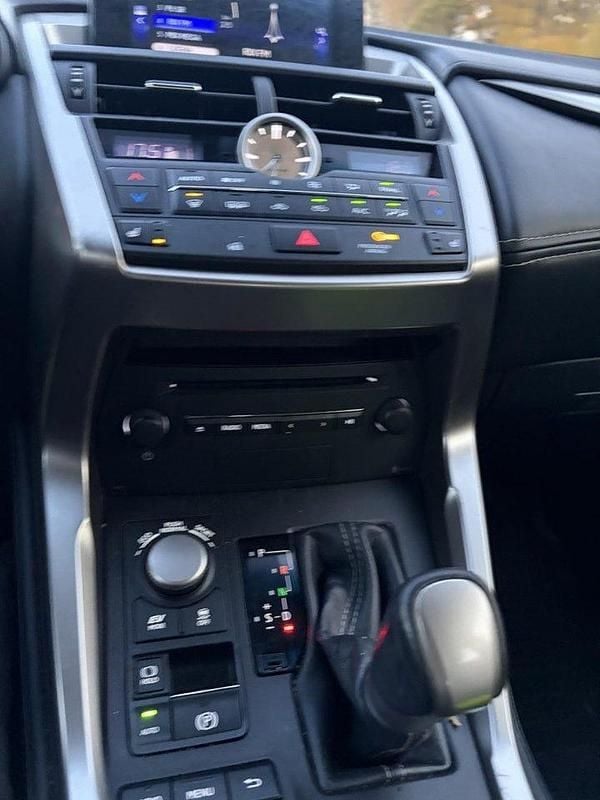 Begagnad 2016 Lexus NX300h Business Edition SUV | 195 000 kr (Marknadspris) - Bild 1/3