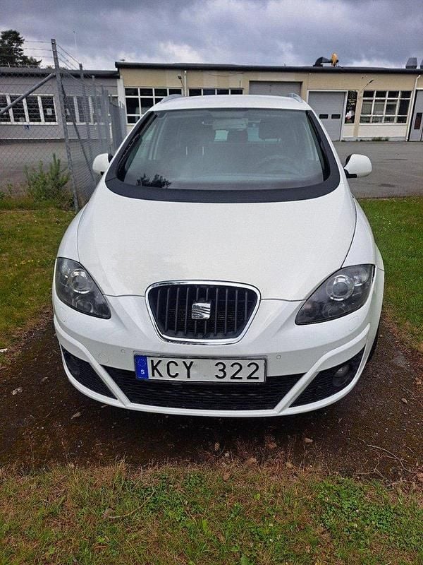 Vit Begagnad 2010 Seat Altea XL Minibuss | 57 900 kr (Lite dyr) - Bild 1/4