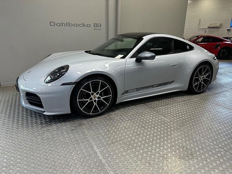 Ljusröd Begagnad 2025 Porsche 911 Carrera Sport | 1 595 000 kr (Superpris) - Bild 1/4