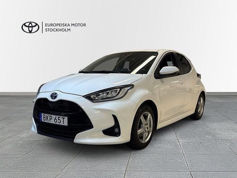 Vit Begagnad 2022 Toyota Yaris Hybrid Active Halvkombi | 219 900 kr (Marknadspris) - Bild 1/3