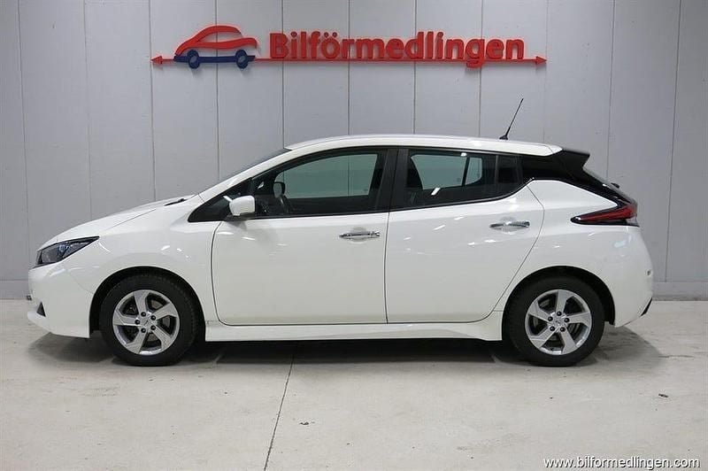 Vit samma som bilen Begagnad 2021 Nissan Leaf Halvkombi | 152 900 kr (Marknadspris) - Bild 1/4