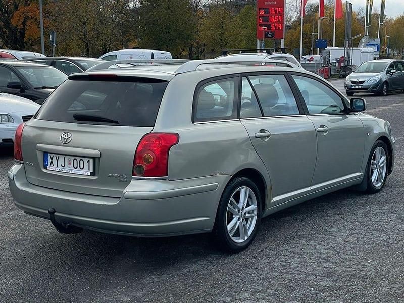 Begagnad Toyota Avensis 147 HK (108 kW) 2006 Ljusgrön Kombi