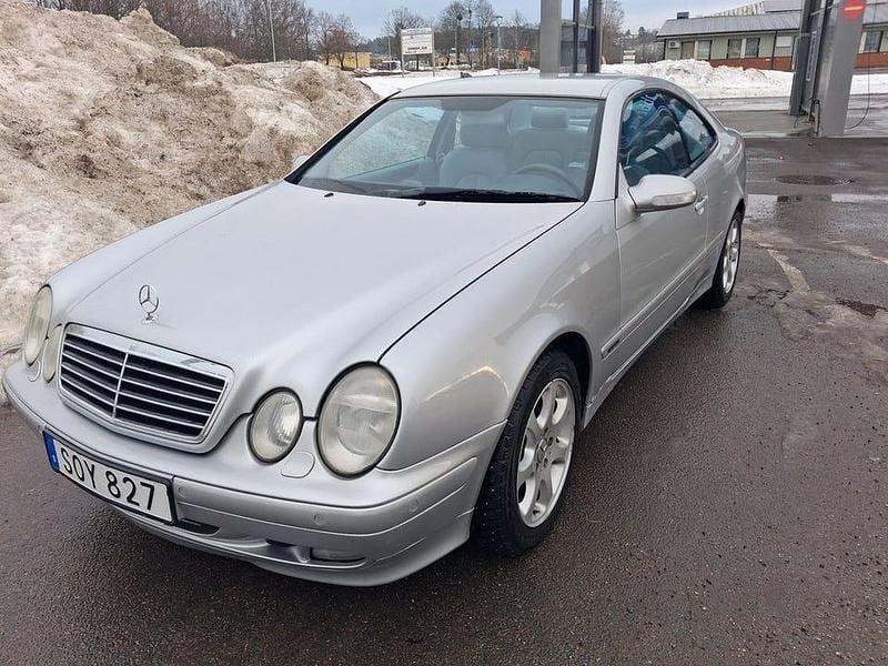 Silvermetallic Begagnad 2002 Mercedes CLK320 Avantgarde Sportkupé | 36 500 kr (Marknadspris) - Bild 1/4