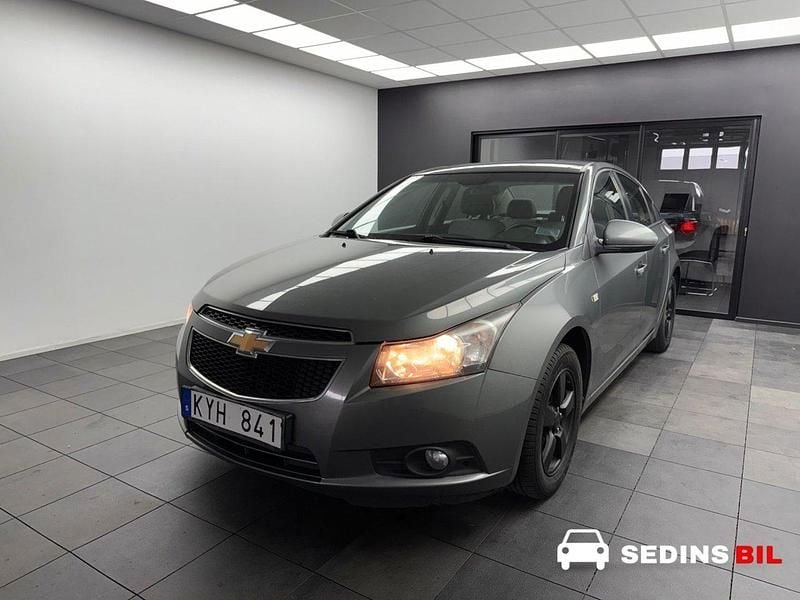 Grå Begagnad 2010 Chevrolet Cruze Sedan | 42 900 kr (Marknadspris) - Bild 1/4