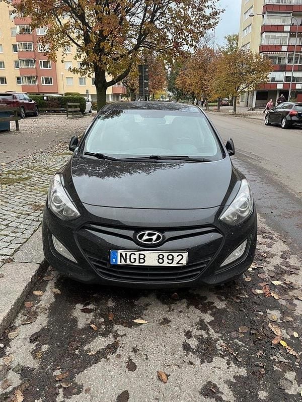 Svart Begagnad 2014 Hyundai i30 Halvkombi | 45 000 kr (Superpris) - Bild 1/4