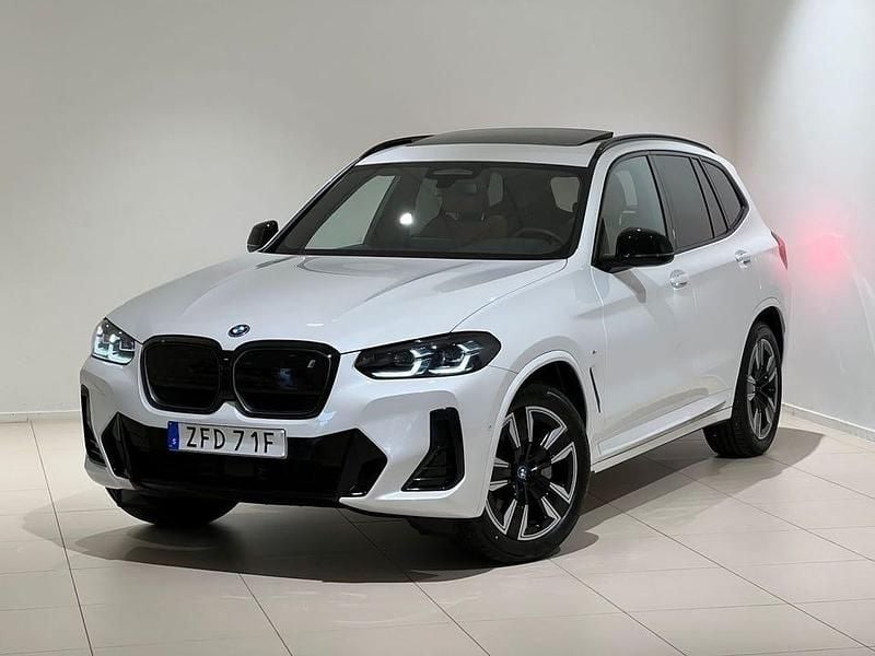 Vit Begagnad 2024 BMW iX3 M Sport SUV | 579 000 kr (Marknadspris) - Bild 1/4