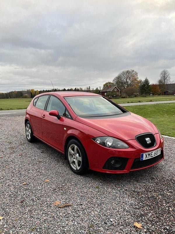 Röd Begagnad 2006 Seat Leon Halvkombi | 25 000 kr (Marknadspris) - Bild 1/4
