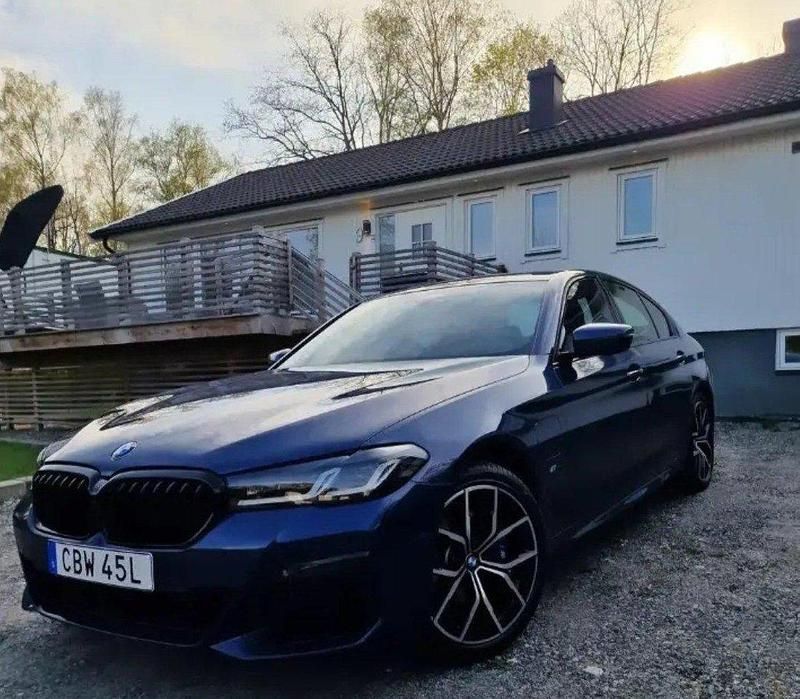 Blå Begagnad 2021 BMW 530e Competition Edition Sedan | 450 000 kr (Dyr) - Bild 1/4