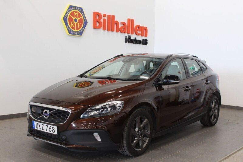 Brun Begagnad 2016 Volvo V40 CC Summum Kombi | 159 900 kr (Marknadspris) - Bild 1/4