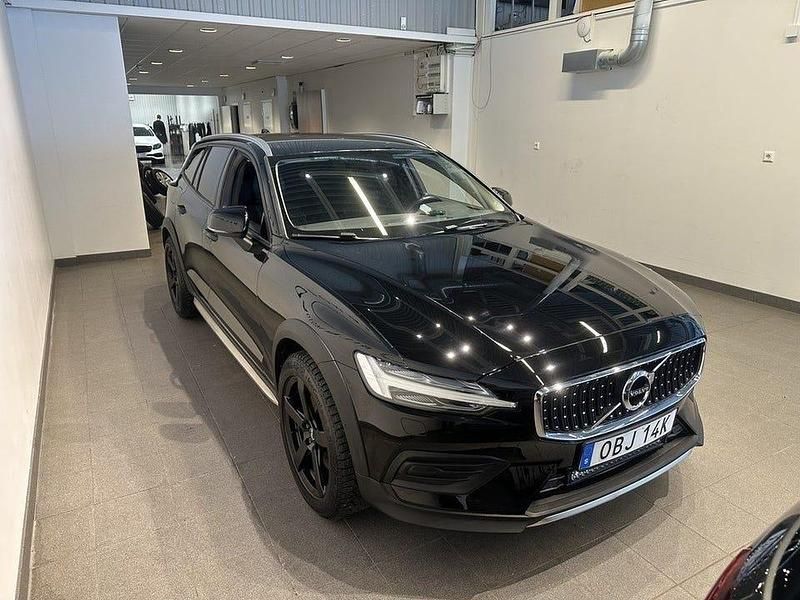 Begagnad Volvo V60 CC Momentum 190 HK (139 kW) 2019 Svart Kombi