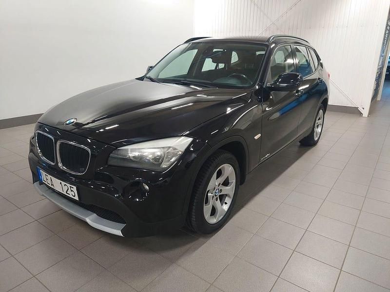 Svart (svartmetallic) Begagnad 2010 BMW X1 SUV | 93 900 kr (Marknadspris) - Bild 1/4