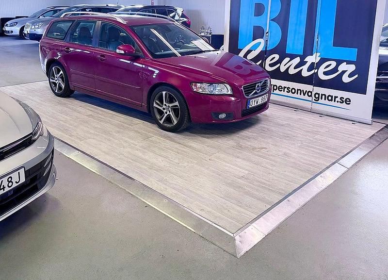Begagnad Volvo V50 Momentum 116 HK (85 kW) 2011 Röd Kombi