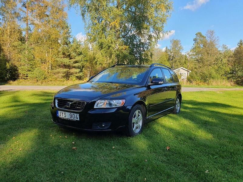 Svart Begagnad 2010 Volvo V50 Momentum Kombi | 37 900 kr (Marknadspris) - Bild 1/4