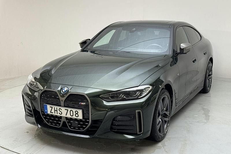Grön Begagnad 2024 BMW i4 Sedan | 484 900 kr (Bra pris) - Bild 1/4