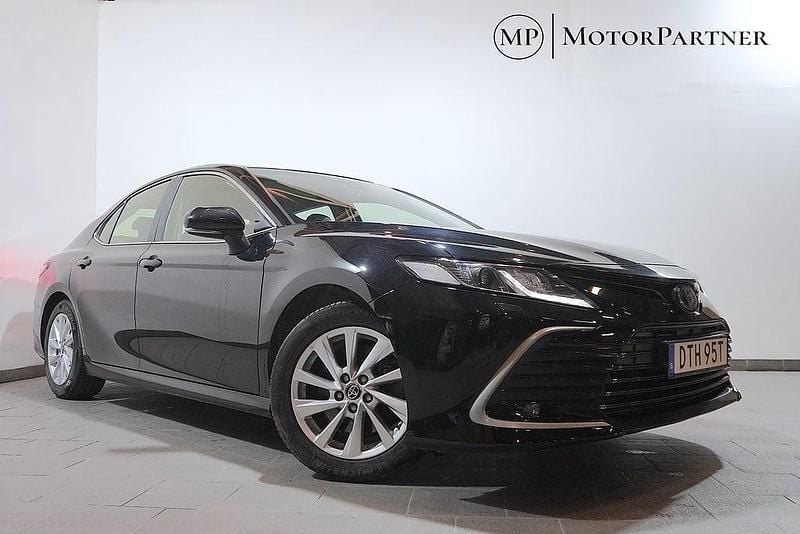 Svart Begagnad 2021 Toyota Camry Hybrid Sedan | 329 900 kr (Marknadspris) - Bild 1/4
