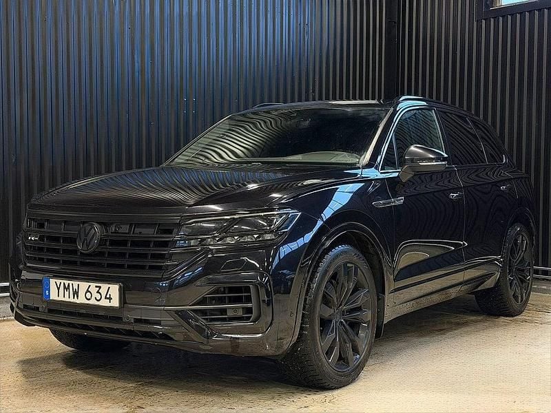 Svart Begagnad 2018 VW Touareg R-line SUV | 399 900 kr (Marknadspris) - Bild 1/4