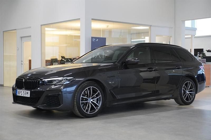 Grå Begagnad 2023 BMW 530e M Sport Kombi | 399 800 kr (Marknadspris) - Bild 1/4