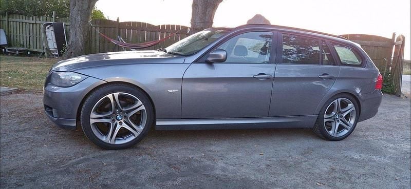 Begagnad 2011 BMW 320 Kombi | 98 500 kr (Marknadspris) - Bild 1/4