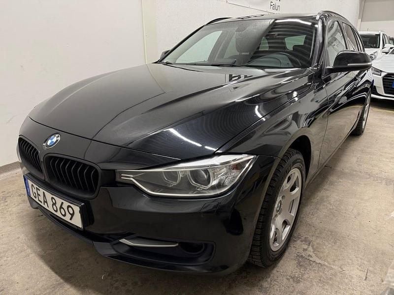 Svart metallic Begagnad 2014 BMW 320 Kombi | 128 900 kr (Marknadspris) - Bild 1/4