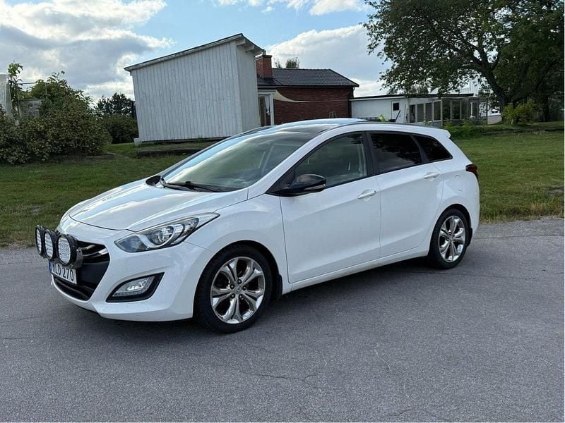 Vit Begagnad 2014 Hyundai i30 Edition Kombi | 69 500 kr (Marknadspris) - Bild 1/4