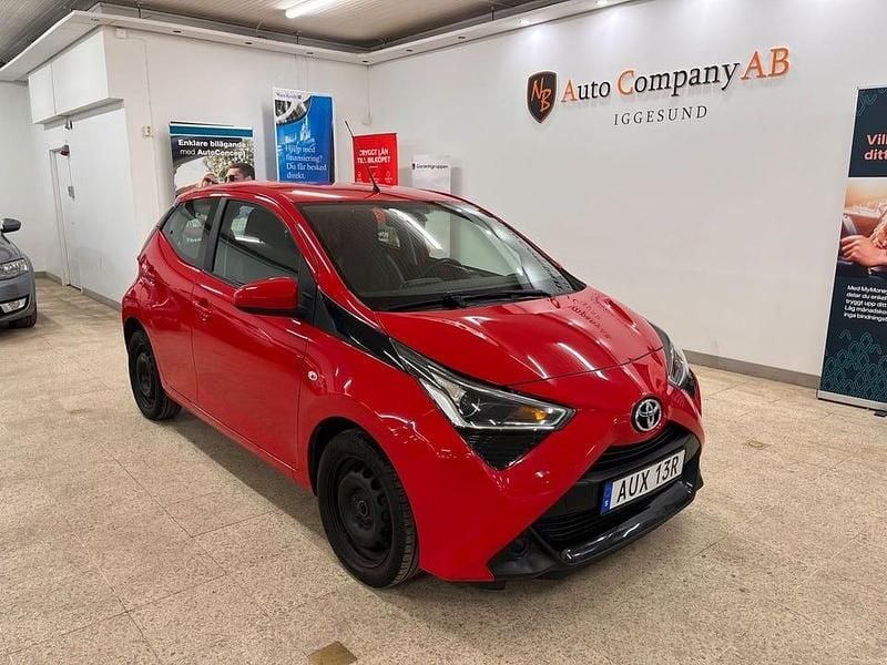 Röd Begagnad 2020 Toyota Aygo X-play Halvkombi | 89 900 kr (Bra pris) - Bild 1/4