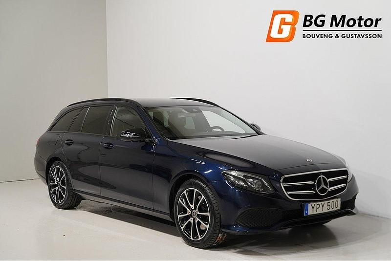Mörkblå (blå) Begagnad 2018 Mercedes E200 Avantgarde Kombi | 239 800 kr (Dyr) - Bild 1/4