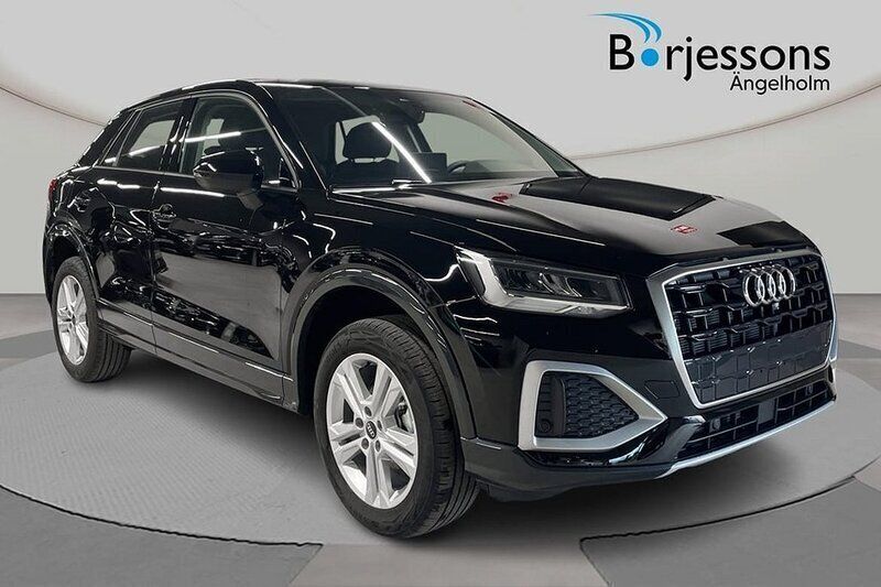 Svart Ny 2025 Audi Q2 Advanced Plus SUV | 349 900 kr (Marknadspris) - Bild 1/4