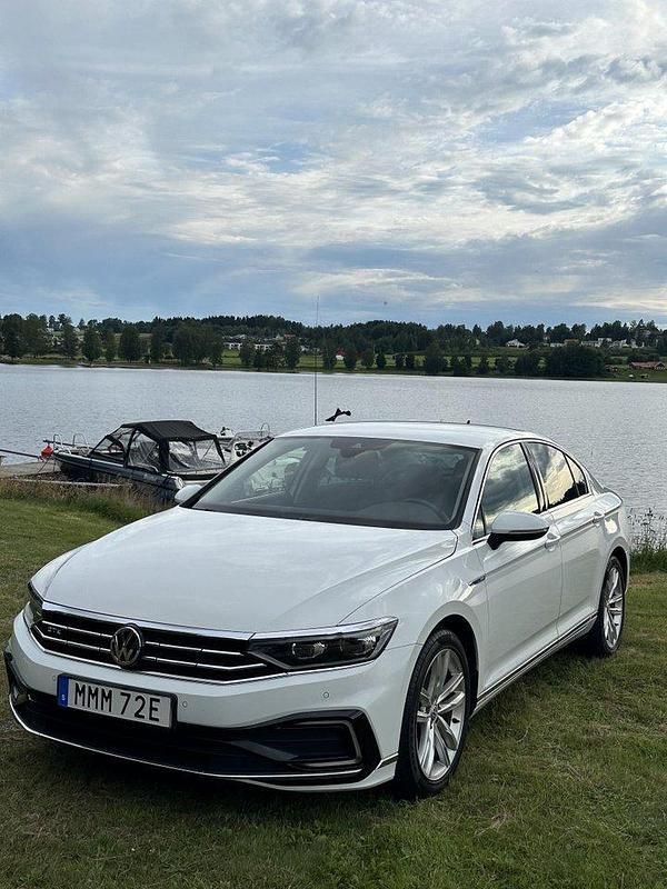 Vit Begagnad 2020 VW Passat GTE Sedan | 219 500 kr (Bra pris) - Bild 1/4