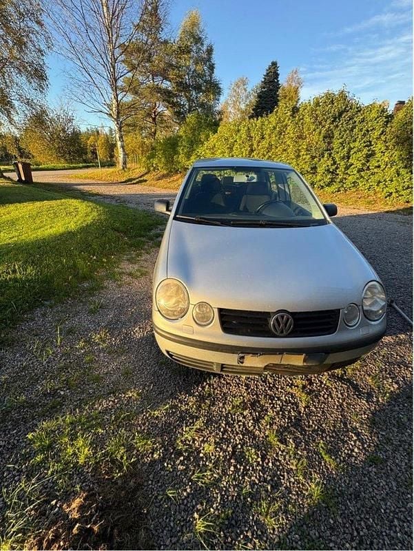 Silver Begagnad 2003 VW Polo Basis Halvkombi | 17 000 kr (Bra pris) - Bild 1/4