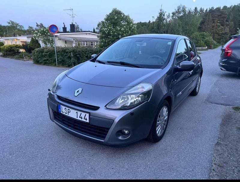 Grå Begagnad 2011 Renault Clio R.S. Halvkombi | 30 900 kr (Marknadspris) - Bild 1/4