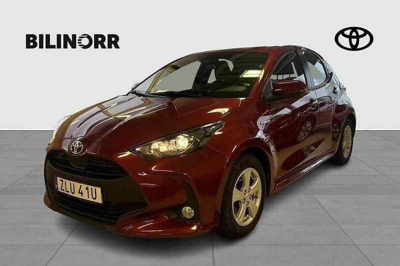 Röd Begagnad 2021 Toyota Yaris Hybrid Active Halvkombi | 209 900 kr (Marknadspris) - Bild 1/3
