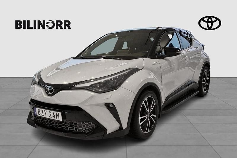 Grå Begagnad 2021 Toyota C-HR+ Sport SUV | 289 900 kr (Marknadspris) - Bild 1/4