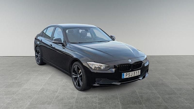 Svart Begagnad 2012 BMW 320 Sedan | 89 900 kr (Bra pris) - Bild 1/4