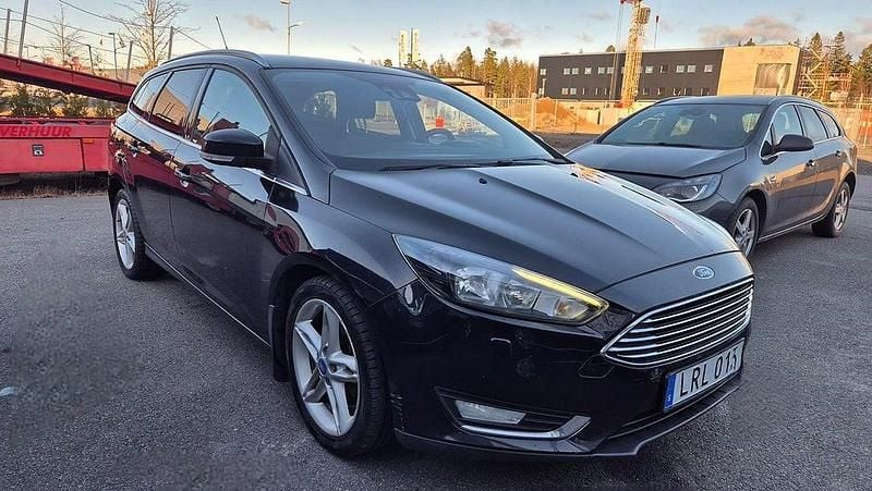 Svart Begagnad 2015 Ford Focus Titanium Kombi | 59 900 kr (Marknadspris) - Bild 1/4