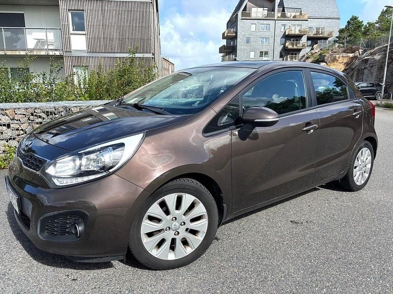 Brun Begagnad 2014 Kia Rio Halvkombi | 52 500 kr (Marknadspris) - Bild 1/4
