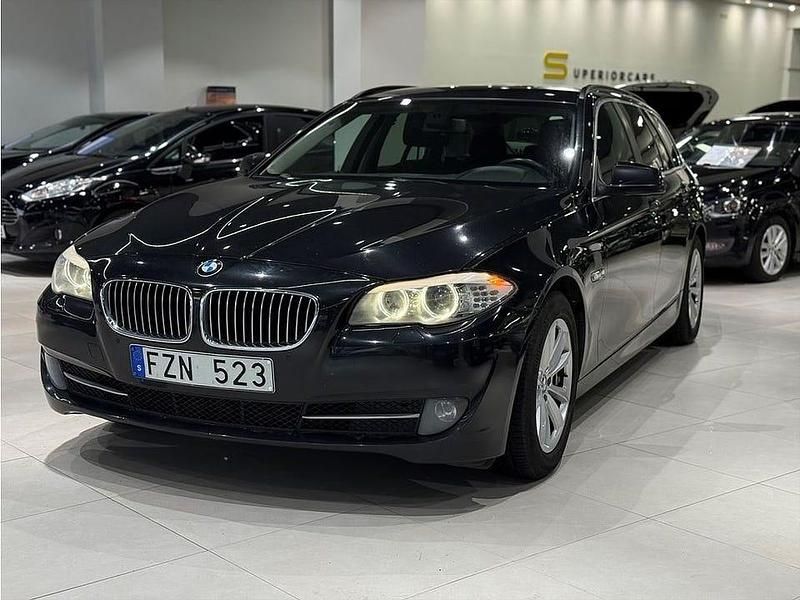 Svart Begagnad 2012 BMW 520 Kombi | 114 900 kr (Marknadspris) - Bild 1/4